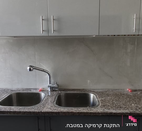 מטבח בשיפוץ עם כיור כפול וברז חדש